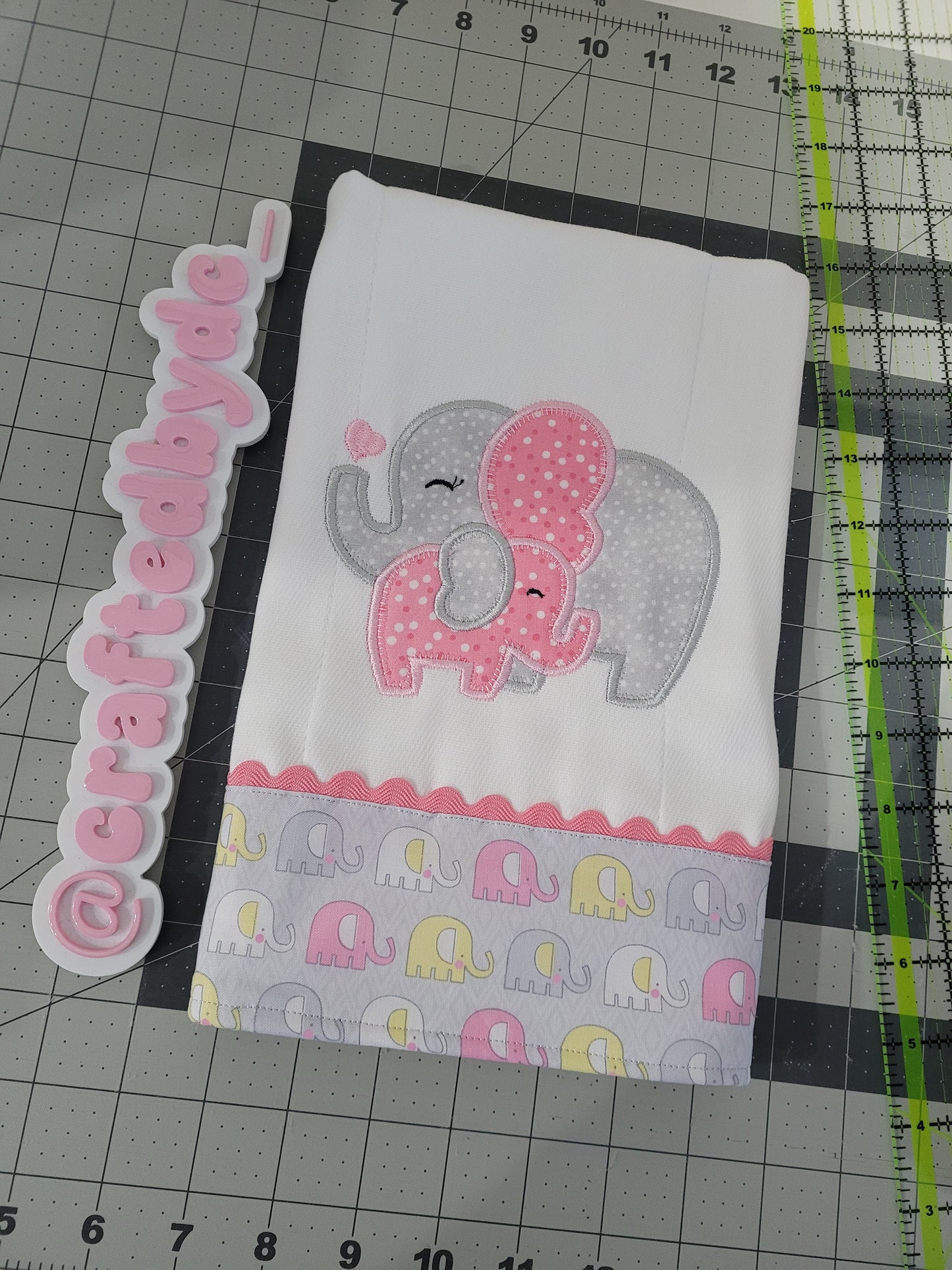 Elephant & Baby-Paño Bordado